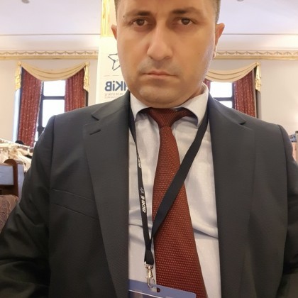 Переводчик Кенан на выставке IHKIB