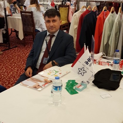 Переводчик Кенан на выставке IHKIB