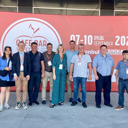 Переводчик Кенан на выставке WORLD FOOD