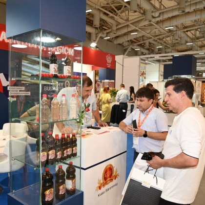 Переводчик Кенан на выставке WORLD FOOD