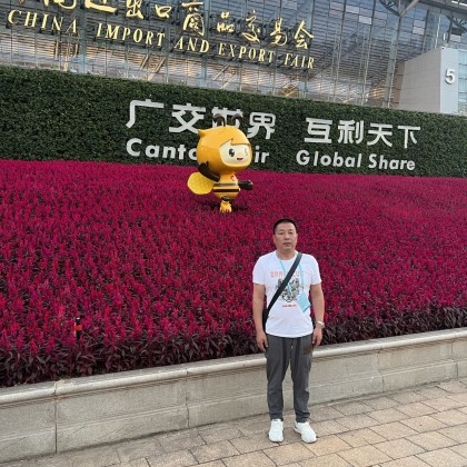 Переводчик Ura на выставке выставка