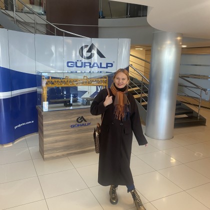 Переводчик Yuliya на выставке Güralp