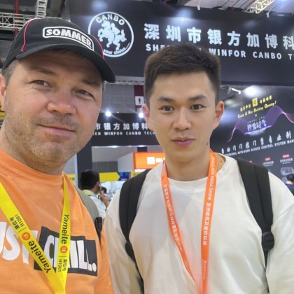 Переводчик GALYM на выставке Было увлекательно провести время, изучая новые технологии и тенденции в области роллет, ворот, штор и дверей.