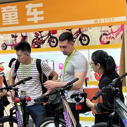 Переводчик GALYM на выставке Сегодня с клиентом участвовали на выставке велосипедов