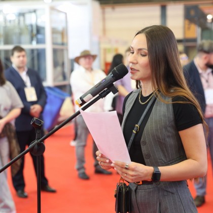 Переводчик ЮлияБарут на выставке YAPIBUİLD