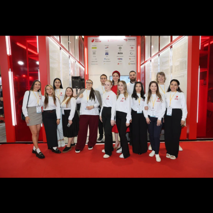 Переводчик ЮлияБарут на выставке YapıBuild