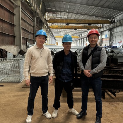 Перевод на заводе по изготовлению столбов освещения