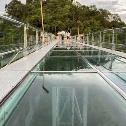 Экскурсия Сирача хрустальный мост в храме в горах.