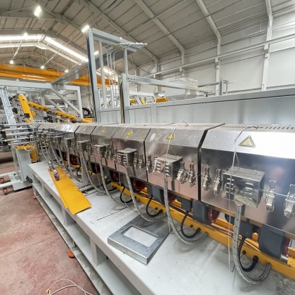 Перевод на заводе Компания по производству оборудования для производства пленки