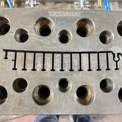 Перевод на заводе Завод по производству формирующего экструзионного инструмента (фильера)