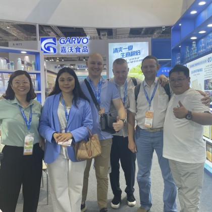 Переводчик Акерке на выставке Гостиничная выставка HOTELEX SHANGHAI 2023