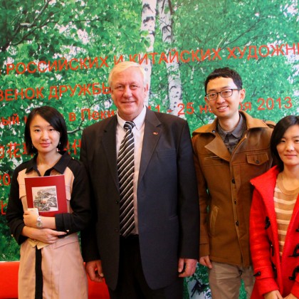 Переводчик Ваня на выставке Венок дружбы