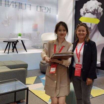Переводчик Надежда на выставке Furniture fair