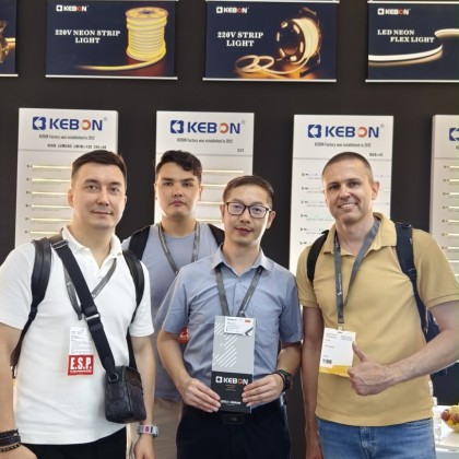 Переводчик Эмиль на выставке Международная выставка света