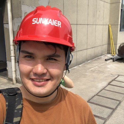 Перевод на заводе Проверка хода сборки оборудования для промышленной химии