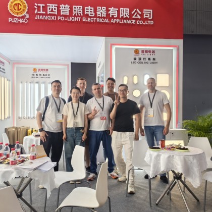 Переводчик Эмиль на выставке Guangzhou international lightning