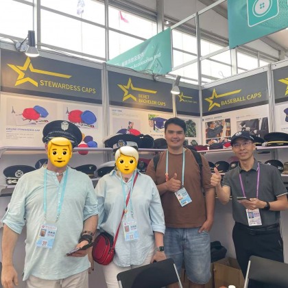 Переводчик Эмиль на выставке Кантонская выставка 136