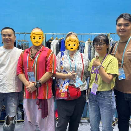 Переводчик Эмиль на выставке Кантон 136