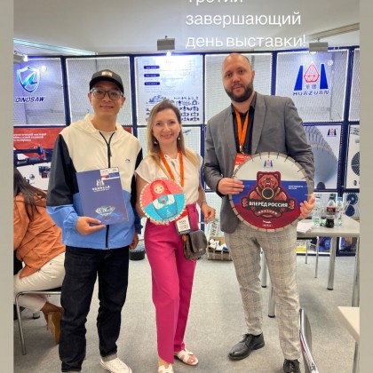 Переводчик Ольга на выставке Выставка камня, камнеобработка