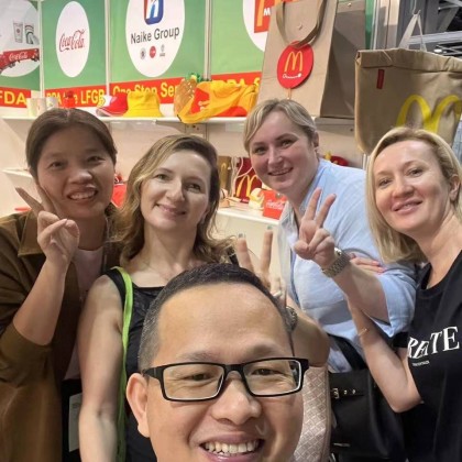 Переводчик Ольга на выставке Сувениры