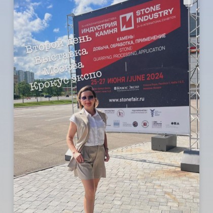 Переводчик Ольга на выставке Индустрия камня