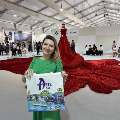 Переводчик Ольга на выставке Искусство и творчество