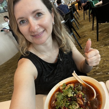 Переводчик Ольга на выставке Обед с клиентами на выставке Канцелярия и корпоративные подарки