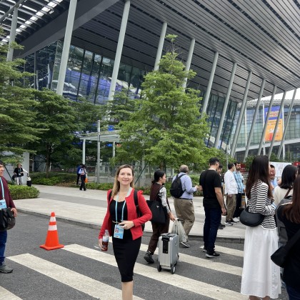 Переводчик Ольга на выставке Кантонская Выставка