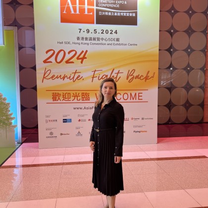 Переводчик Ольга на выставке Ритуальные услуги, кремация