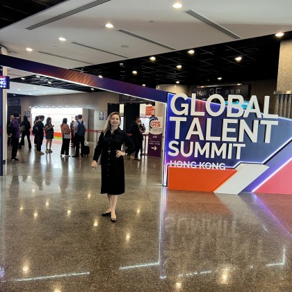 Переводчик Ольга на выставке Таланты Гонконга