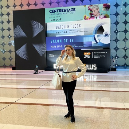 Переводчик Olga на выставке Выставка часов