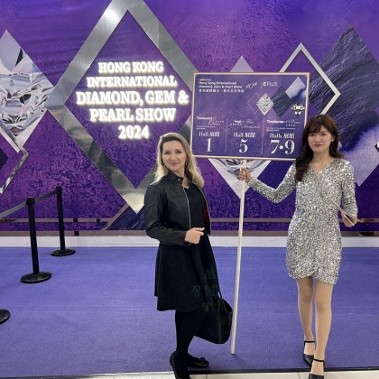 Переводчик Ольга на выставке Ювелирные изделия и драгоценные металлы, камни, самоцветы