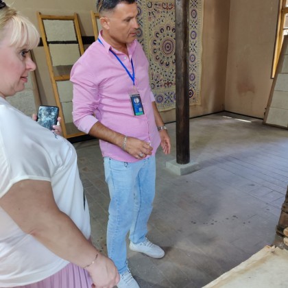 Переводчик Шавкат на выставке Бумажная фабрика