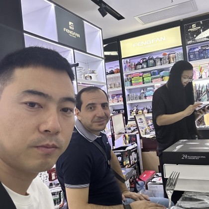 Перевод на рынке Оптовая база для мелкотоварного производства