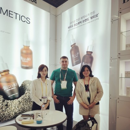 Переводчик Dilya на выставке Intercharm Korea Coex