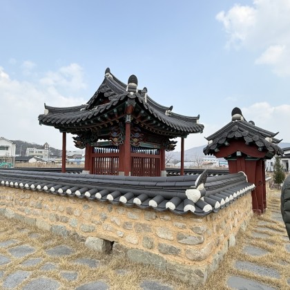 Переводчик Евгения на выставке Сопровождение гостей на историческую родину предков