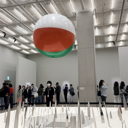 Переводчик Евгения на выставке Выставка Дэмиана Херста