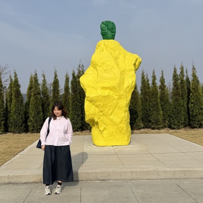 Переводчик Евгения на выставке Пространство японского архитектора Тадао Андо