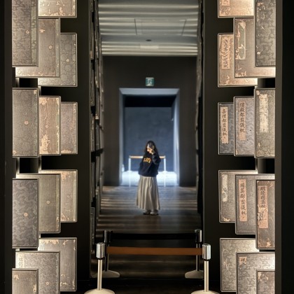 Переводчик Евгения на выставке История и культура Кореи