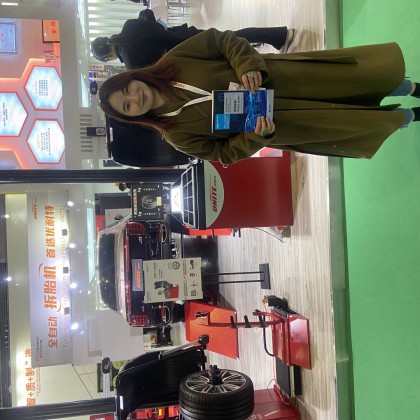 Переводчик Bota на выставке Automechanika