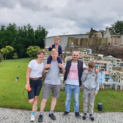 Переводчик Beso на выставке Показано дневная грузя малинками