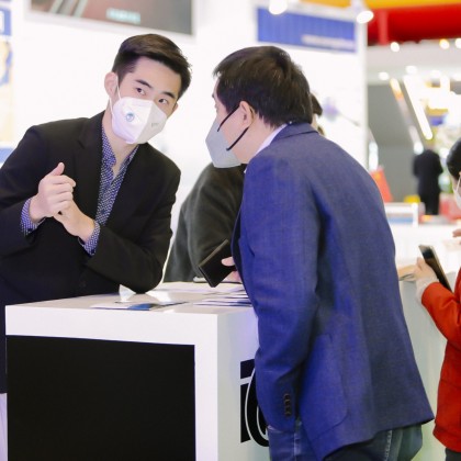 Переводчик Максим на выставке CIIE