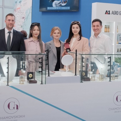 Перевод на переговорах с дилером ювелирных украшений