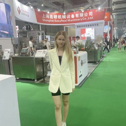 Переводчик Диля на выставке Propack 包装设备