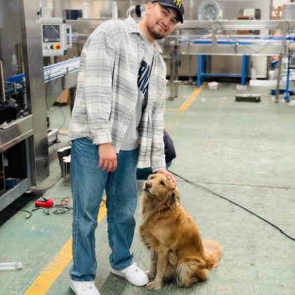 Перевод на заводе Посещение завода по оборудованию для розлива напитков