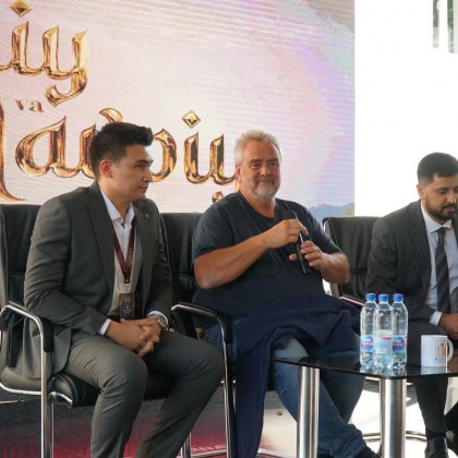 Переводчик Akhmad на выставке Люк Бессон на Ташкентском международном кинофестивале