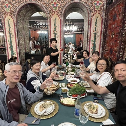 Переводчик Aysel на выставке ужин с группой в музей-ресторане Ширваншах в Баку