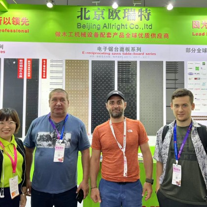 Переводчик Александр на выставке Выставка мебели