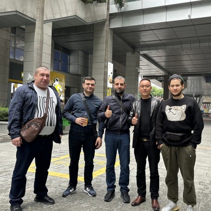 Переводчик Александр на выставке Кантонская выставка