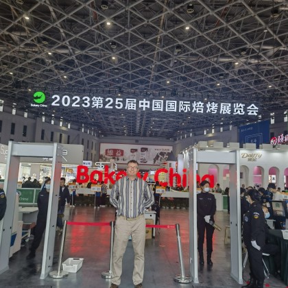 Переводчик Ван на выставке крахмал модифицированный